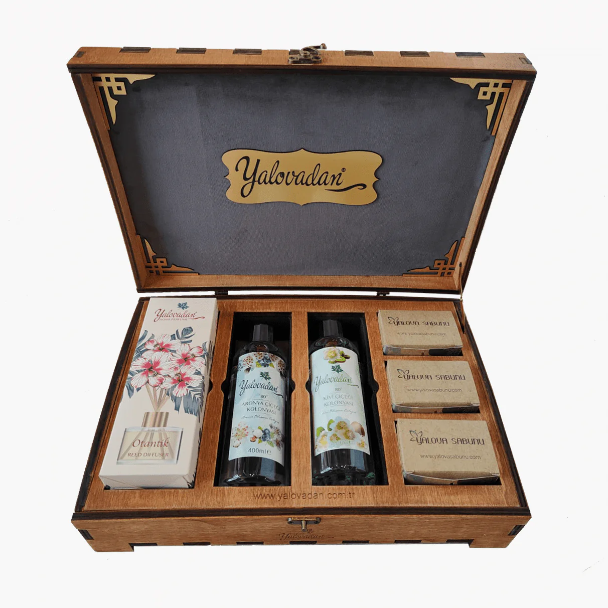 VİP Ahşap Kutu… 1 Adet Bambu Çubuklu Oda Parfümü 2 Adet Yalovadan Kolonya ve 3 Adet Yalova Sabunu